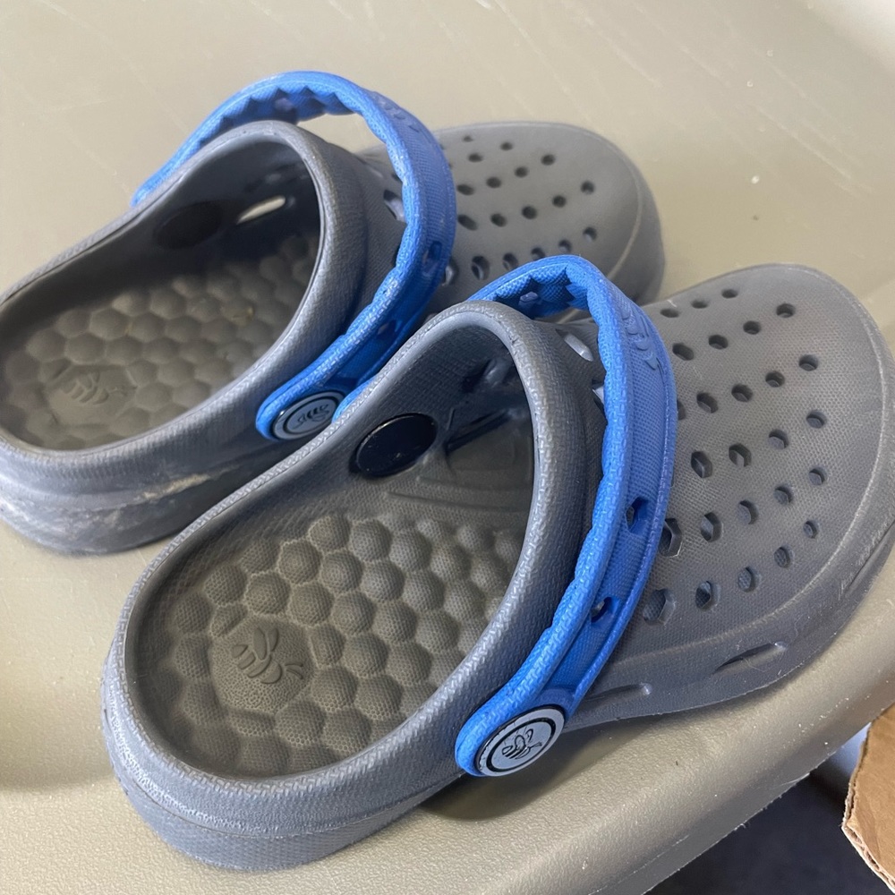 Joybees crocs size toddler/baby 6/7. Used but good condition.